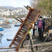 Bodrum’da kaçak iskeleler yıkılıyor