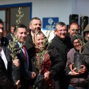 BODRUM’DA YANGIN MAĞDRURU ÜRETİCİYE ZEYTİN FİDANLARI HİBE EDİLDİ