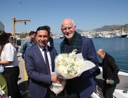 Başkan Aras ile  Papandreu zeybek oynadı
