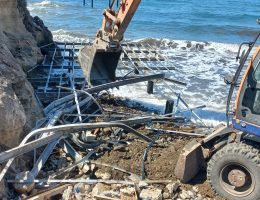 Bodrum’da kaçak iskelelerin yıkımı devam ediyor