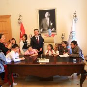 Başkan Aras 23 Nisan’da Koltuğu Çocuklara Devretti