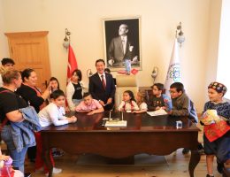 Başkan Aras 23 Nisan’da Koltuğu Çocuklara Devretti